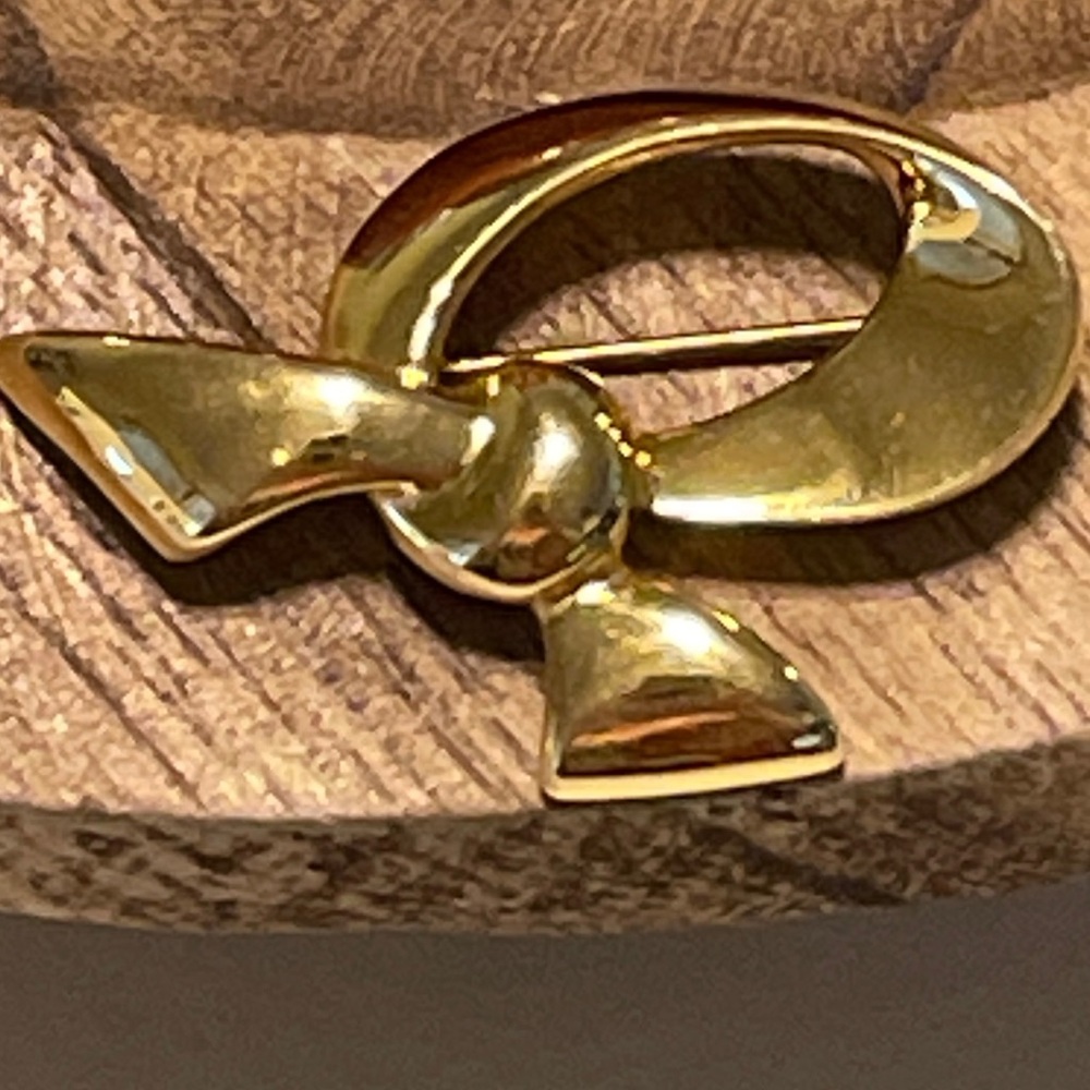 GUC Vintage NAPIER brand  gold tone Bow Brooch.